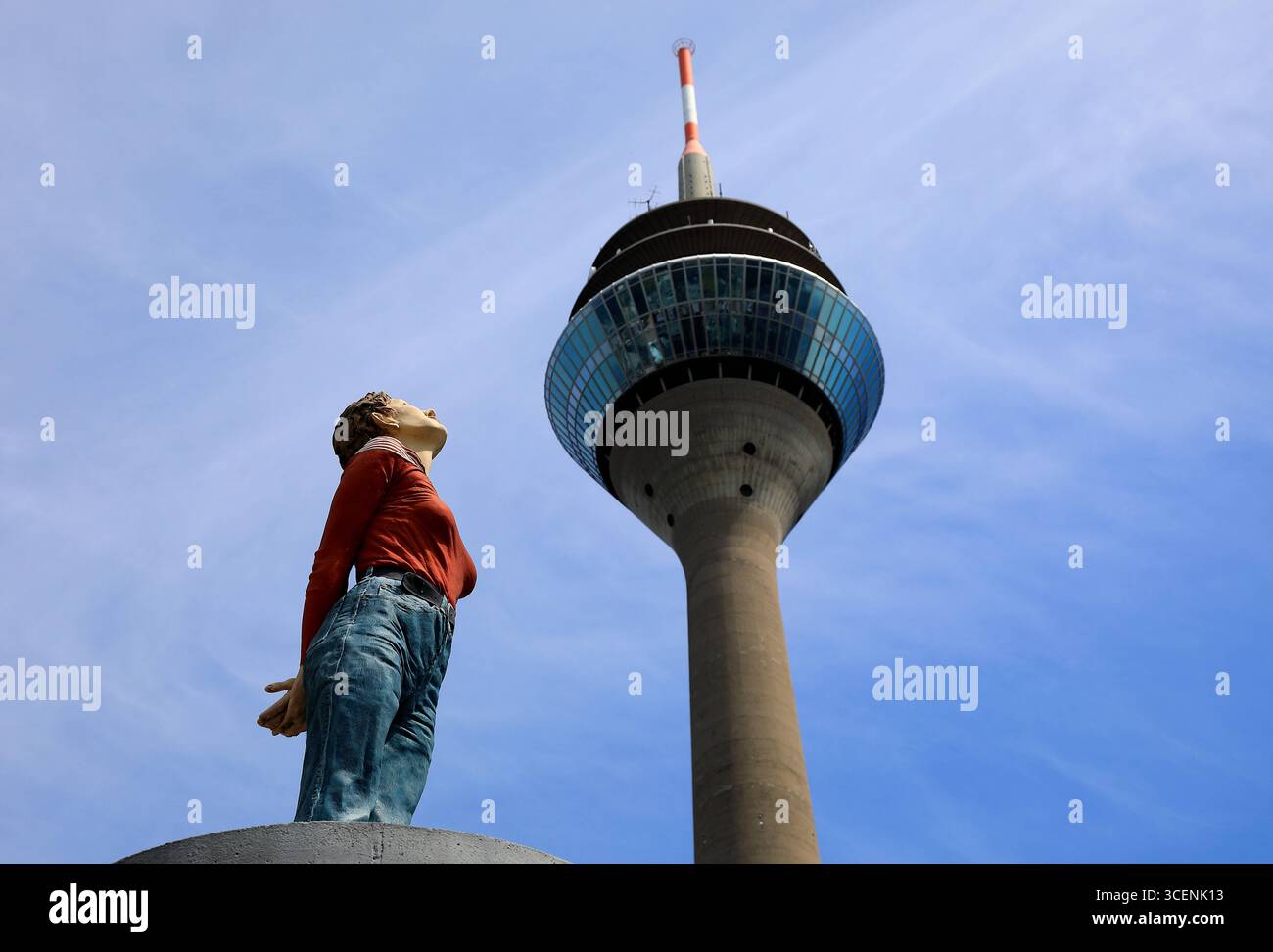 Die Figur Marlis von Christoph Pöggeler aus dem Jahre 2001 dauerhaftes Kunstwerk im öffentlichen Raum, im Hintergrund der Rheinturm, Funkturm, Düsseld Foto Stock