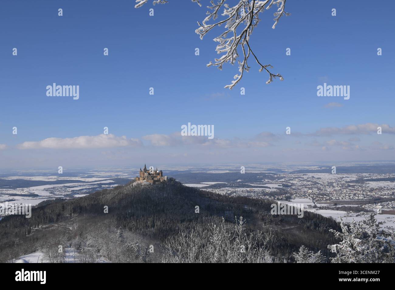 Hechingen Zeller Horn / Aussichtspunkt am Traufgang Zollernburg-Panorama , Burg Hohenzollern im Winter Zeller Horn / Aussichtspunkt am Traufgang Zollernburg-Panorama / solo uso editoriale. Die Burg Hohenzollern thront im Winter über der verschneiten Landschaft nel Baden-Württemberg. DAS imposante Schloss zählt zu den bekanntesten Sehenswürdigkeiten der Region und zieht auch in der kalten Jahreszeit zahlreiche Besucher an. Fotograf: Eibner-Pressefoto /Jo Baur *** punto panoramico Hechingen Zeller Horn sul Panorama a piedi delle Grotte di Zollernburg, Castello di Hohenzollern in inverno punto panoramico di Zeller Horn sulla t Foto Stock