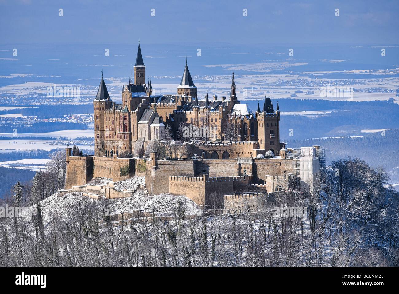 Hechingen Zeller Horn / Aussichtspunkt am Traufgang Zollernburg-Panorama , Burg Hohenzollern im Winter Zeller Horn / Aussichtspunkt am Traufgang Zollernburg-Panorama / solo uso editoriale. Die Burg Hohenzollern thront im Winter über der verschneiten Landschaft nel Baden-Württemberg. DAS imposante Schloss zählt zu den bekanntesten Sehenswürdigkeiten der Region und zieht auch in der kalten Jahreszeit zahlreiche Besucher an. Fotograf: Eibner-Pressefoto /Jo Baur *** punto panoramico Hechingen Zeller Horn sul Panorama a piedi delle Grotte di Zollernburg, Castello di Hohenzollern in inverno punto panoramico di Zeller Horn sulla t Foto Stock
