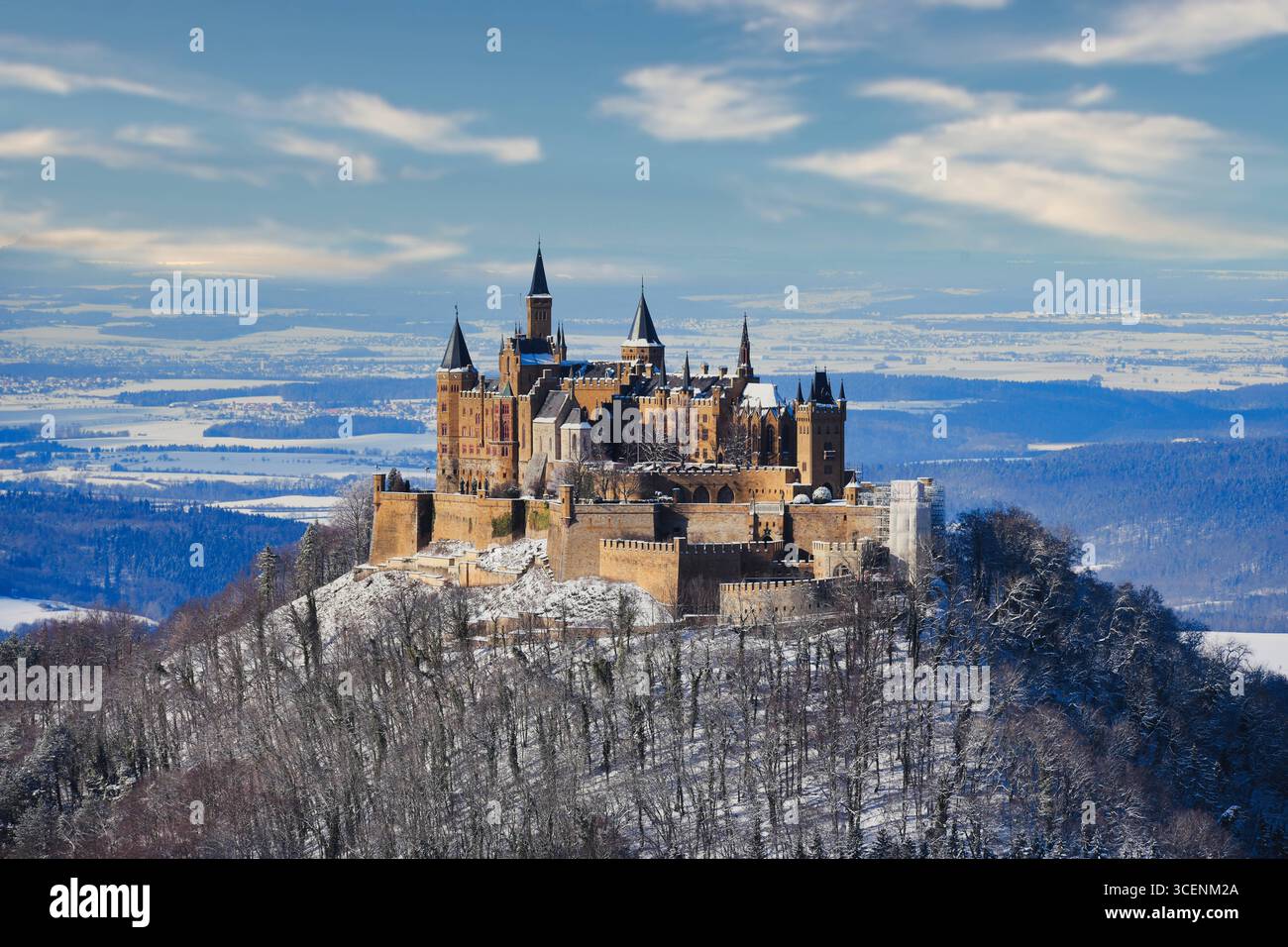 Hechingen Zeller Horn / Aussichtspunkt am Traufgang Zollernburg-Panorama , Burg Hohenzollern im Winter Zeller Horn / Aussichtspunkt am Traufgang Zollernburg-Panorama / solo uso editoriale. Die Burg Hohenzollern thront im Winter über der verschneiten Landschaft nel Baden-Württemberg. DAS imposante Schloss zählt zu den bekanntesten Sehenswürdigkeiten der Region und zieht auch in der kalten Jahreszeit zahlreiche Besucher an. Fotograf: Eibner-Pressefoto /Jo Baur *** punto panoramico Hechingen Zeller Horn sul Panorama a piedi delle Grotte di Zollernburg, Castello di Hohenzollern in inverno punto panoramico di Zeller Horn sulla t Foto Stock