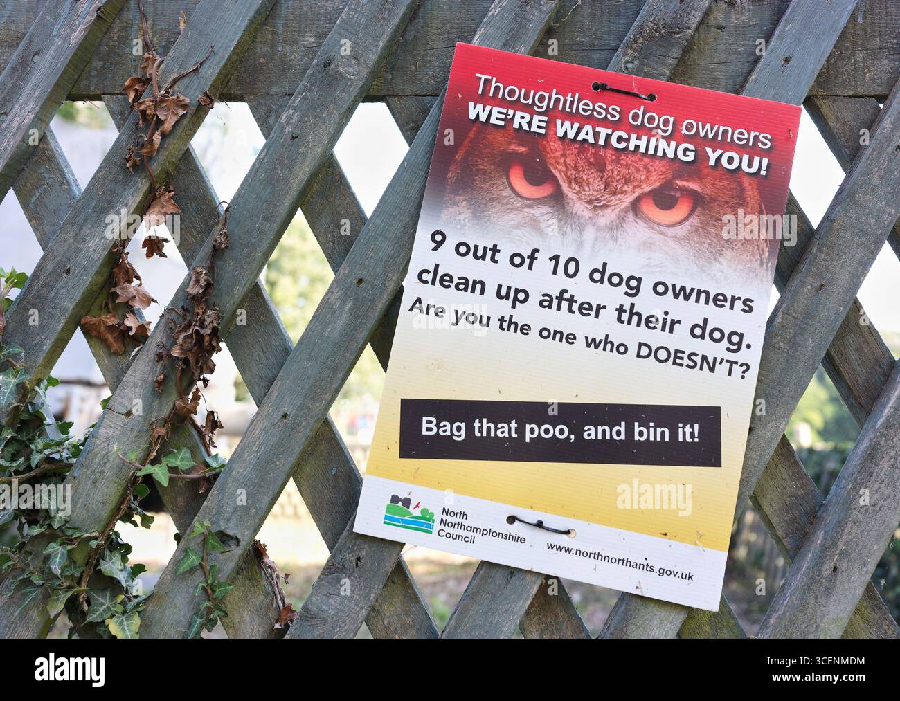 Avviso per i proprietari di cani cattivi nel Countryside Park vicino al villaggio di East Carlton, Northamptonshire, Inghilterra. Foto Stock