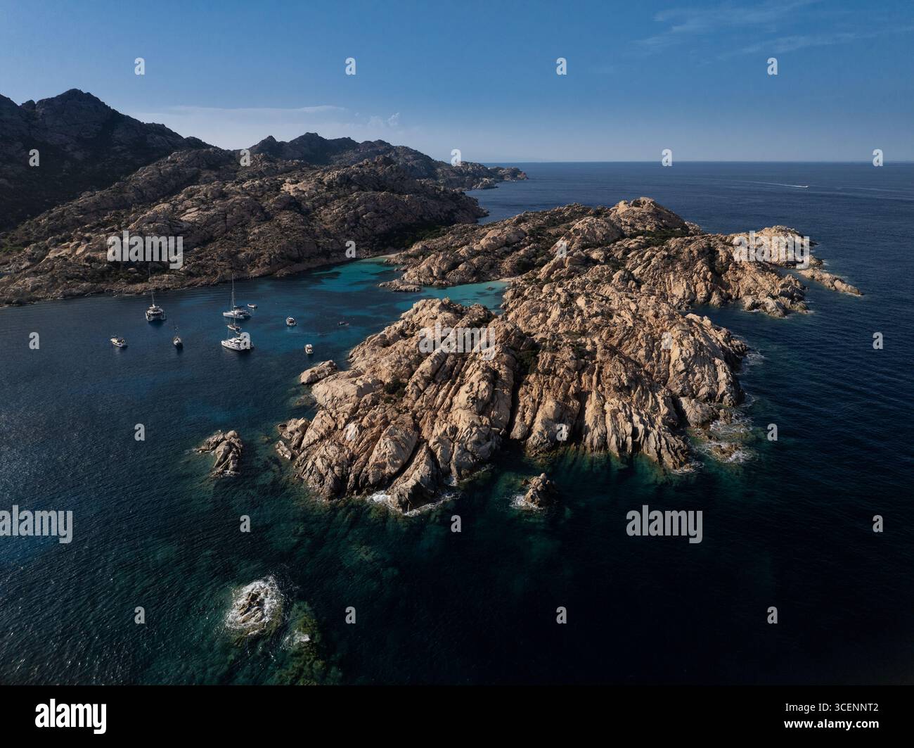Vista aerea delle rocce scolpite baciate dal mare turchese, barche che riposano nelle calette dell'Arcipelago la Maddalena, Sardegna, Italia. Foto Stock