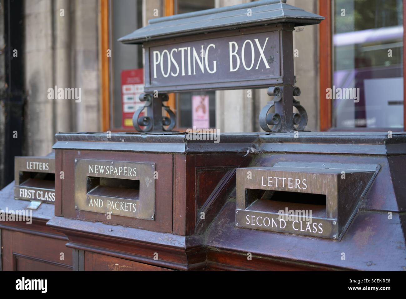 Cassetta postale in legno vintage con scomparti per lettere e giornali. Oxford, Inghilterra Foto Stock