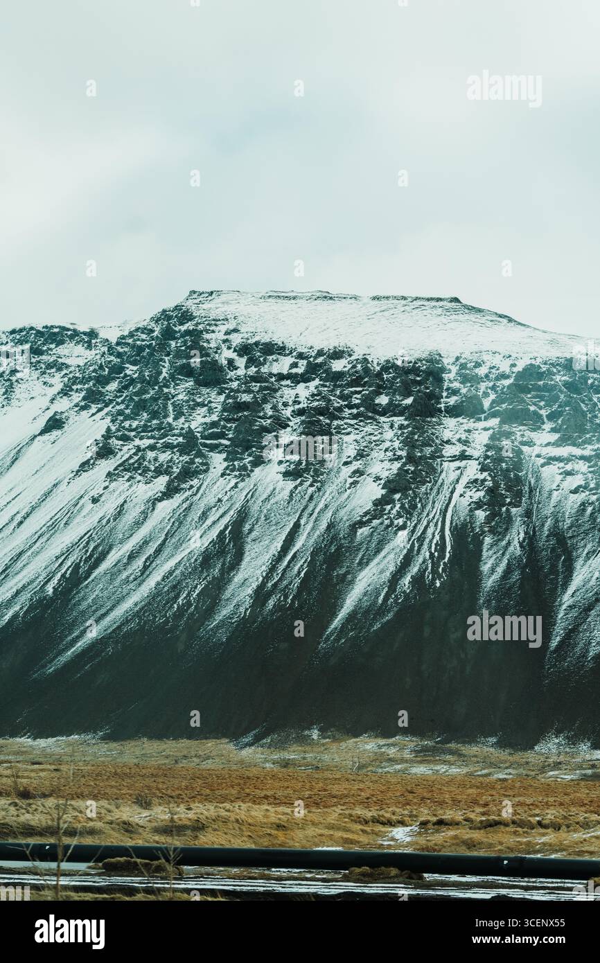 Pendice montuoso coperto di neve in primo piano, Islanda occidentale, Islanda Foto Stock
