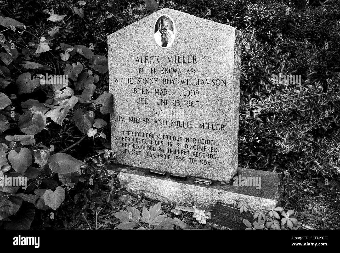 La tomba del musicista blues Sonny Boy Williamson II nel Whitfield Baptist Church Cemetery, Tutwiler, Mississippi Foto Stock