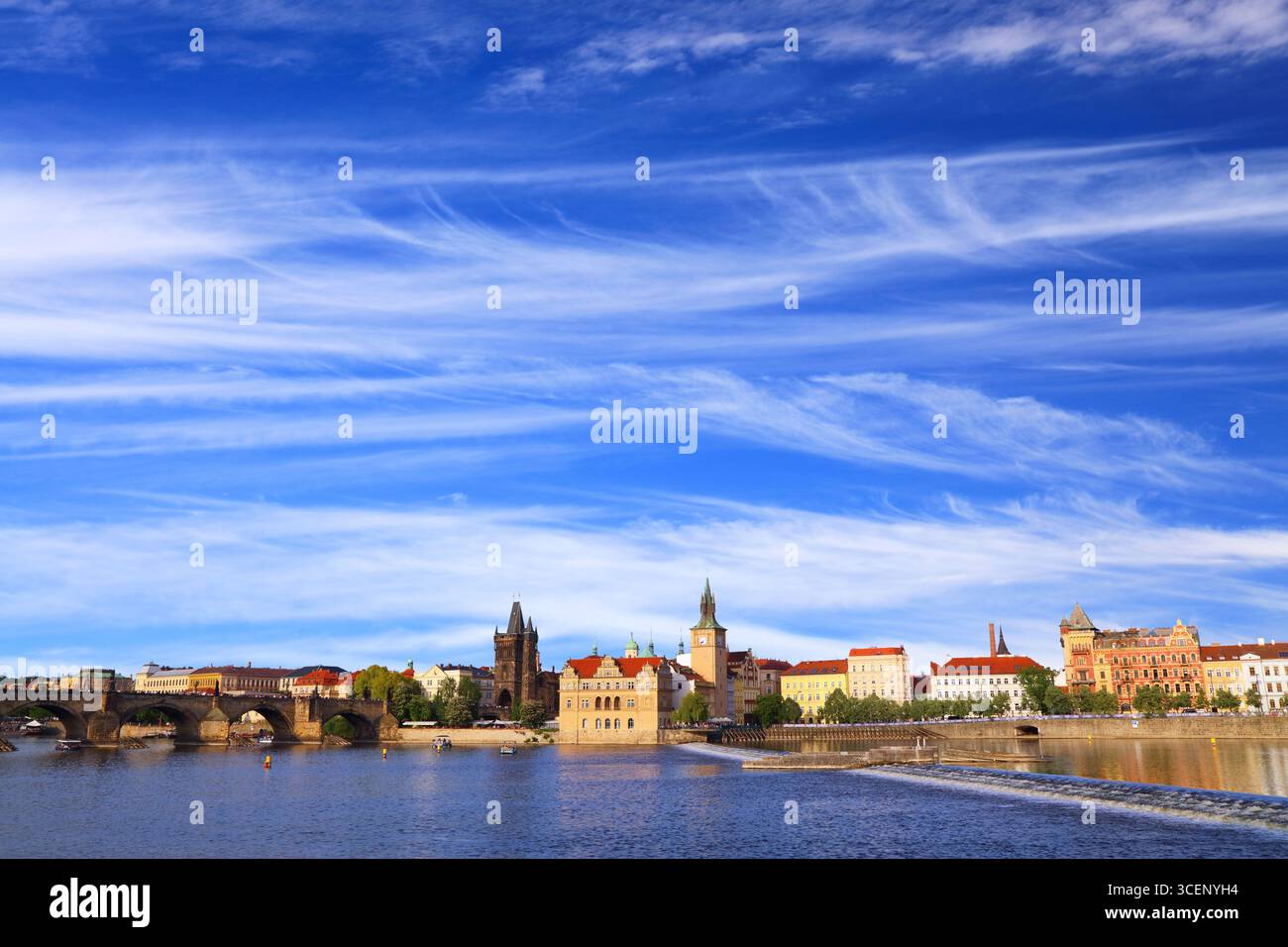 Skyline del lungofiume Moldava e della città Vecchia (stare Mesto) nella città di Praga, Repubblica Ceca. Foto Stock