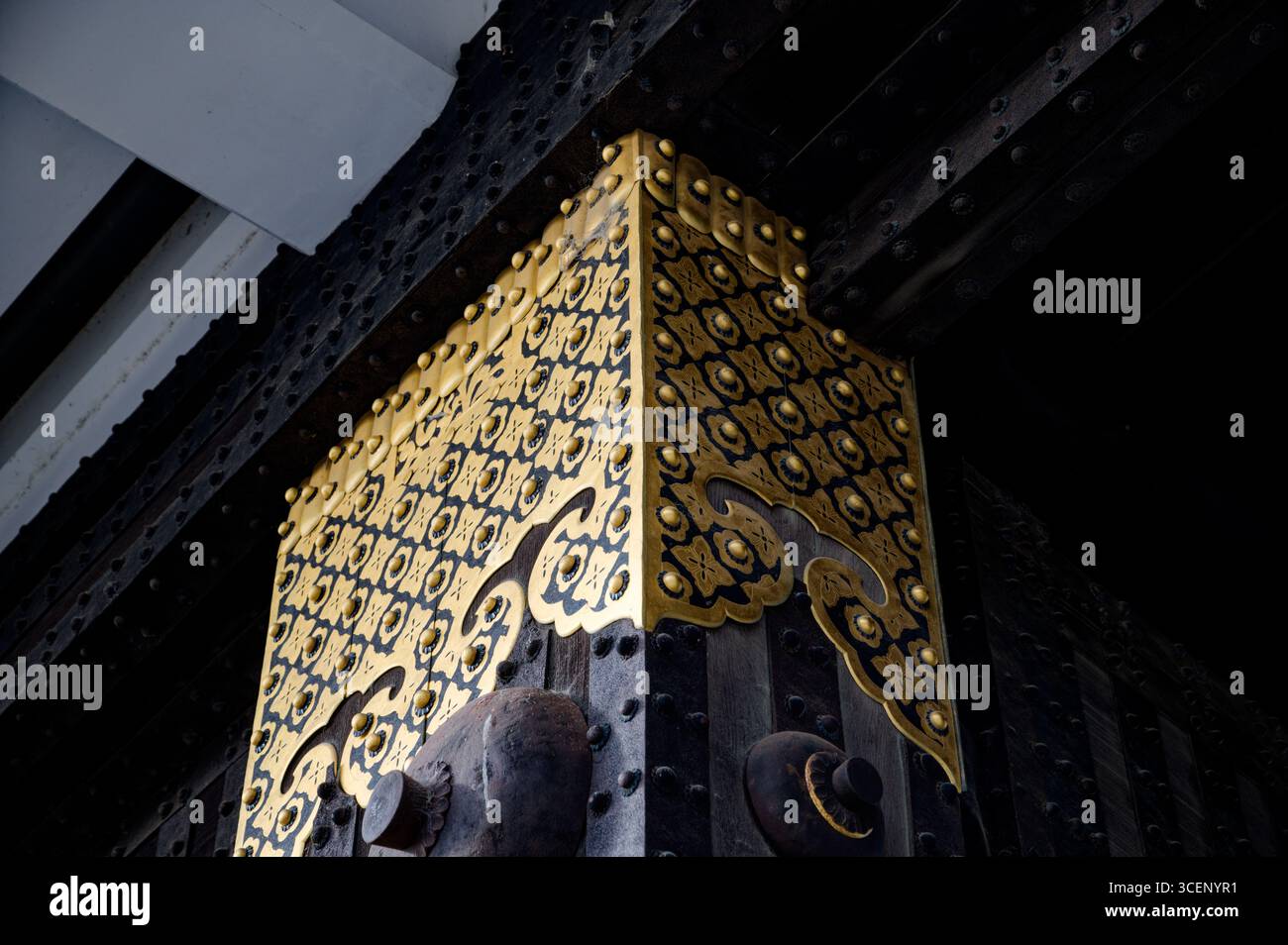 Primo piano di dettagli ornamentali dorati su un massiccio pilastro di legno a Kyoto Foto Stock