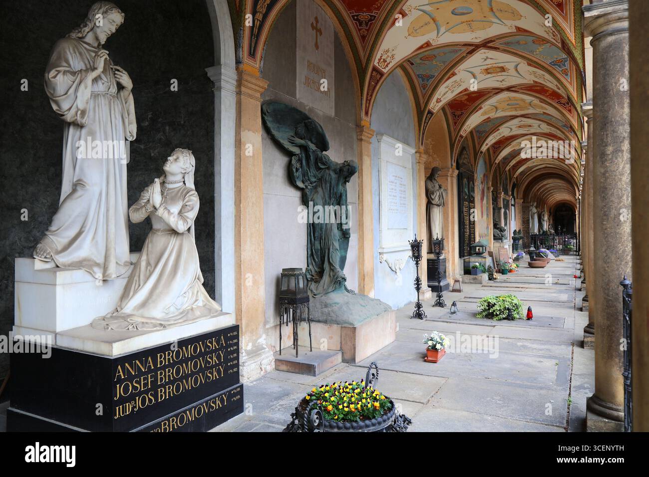 PRAGA, REPUBBLICA CECA - 5 MAGGIO 2024: Tombe nel cimitero di Vysehrad a Praga, Repubblica Ceca. Foto Stock