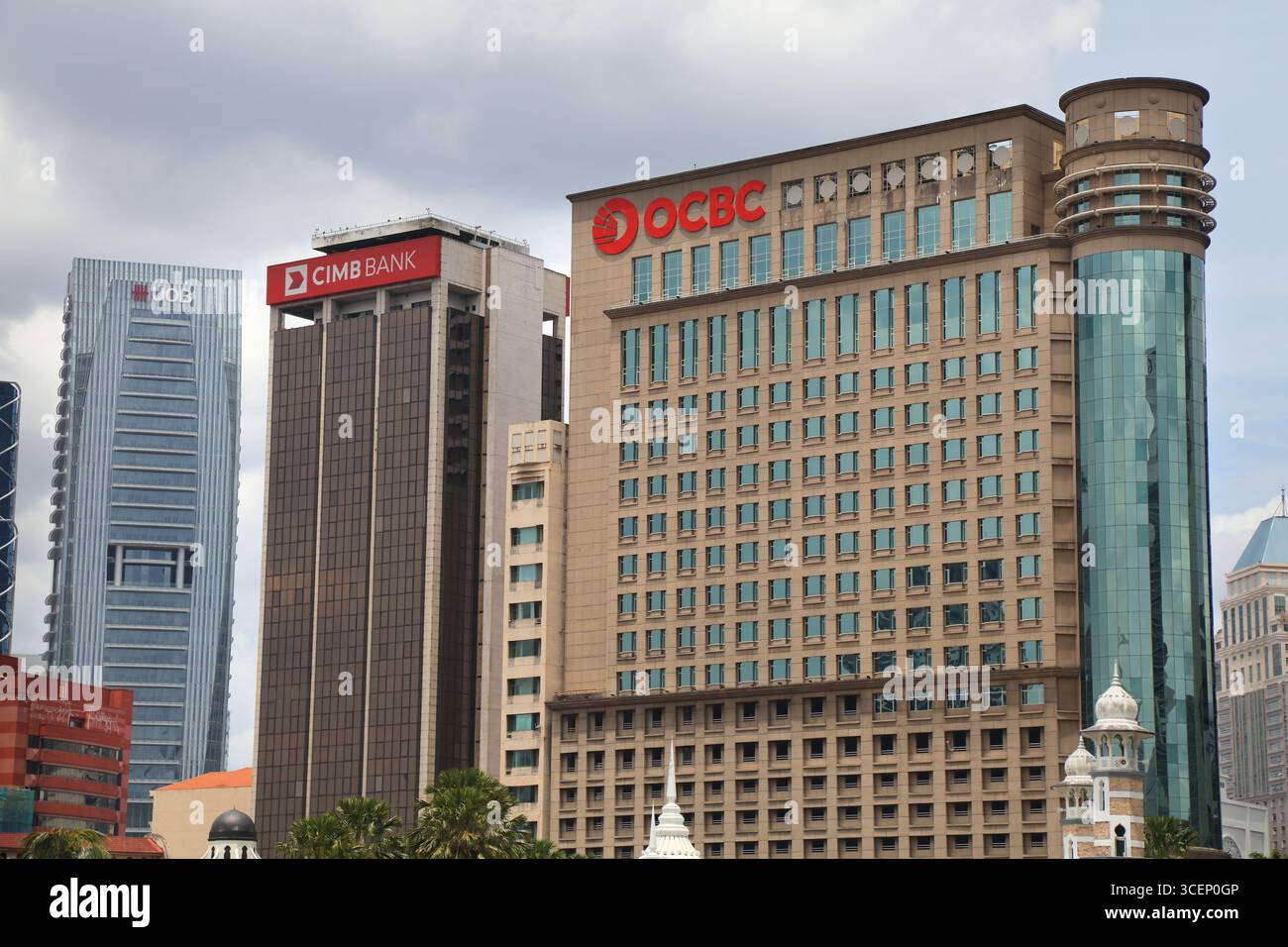 KUALA LUMPUR, MALESIA - 2 MARZO 2024: Competizione nel settore bancario a Kuala Lumpur, Malesia. CIMB banca malese, UOB banca singaporiana e cinese Foto Stock