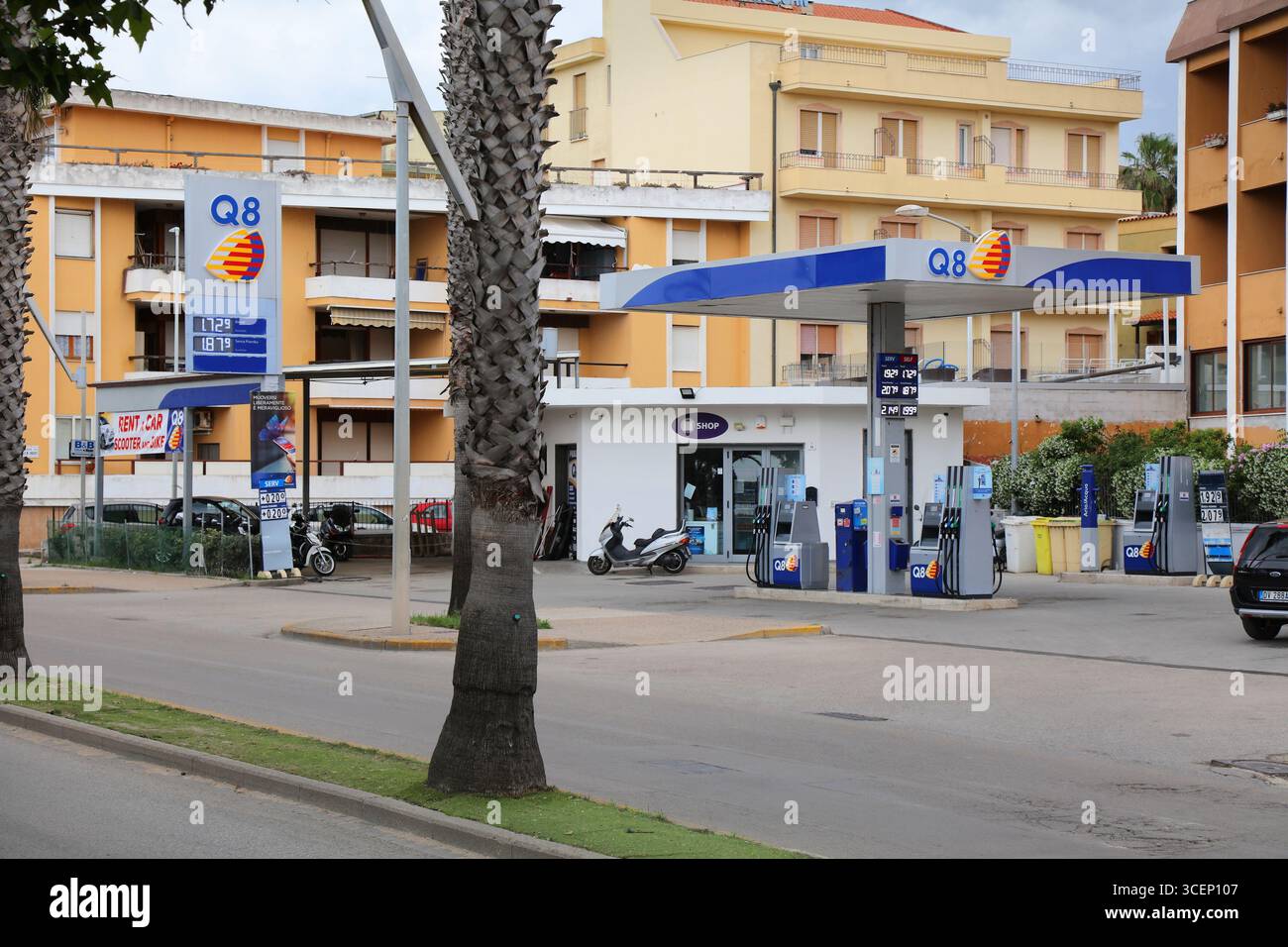 ALGHERO, ITALIA - 29 MAGGIO 2023: Stazione di servizio del marchio Q8 nella città di Alghero, isola Sardegna, Italia. Le stazioni di servizio Q8 fanno parte della Kuwait Petroleum Internatio Foto Stock