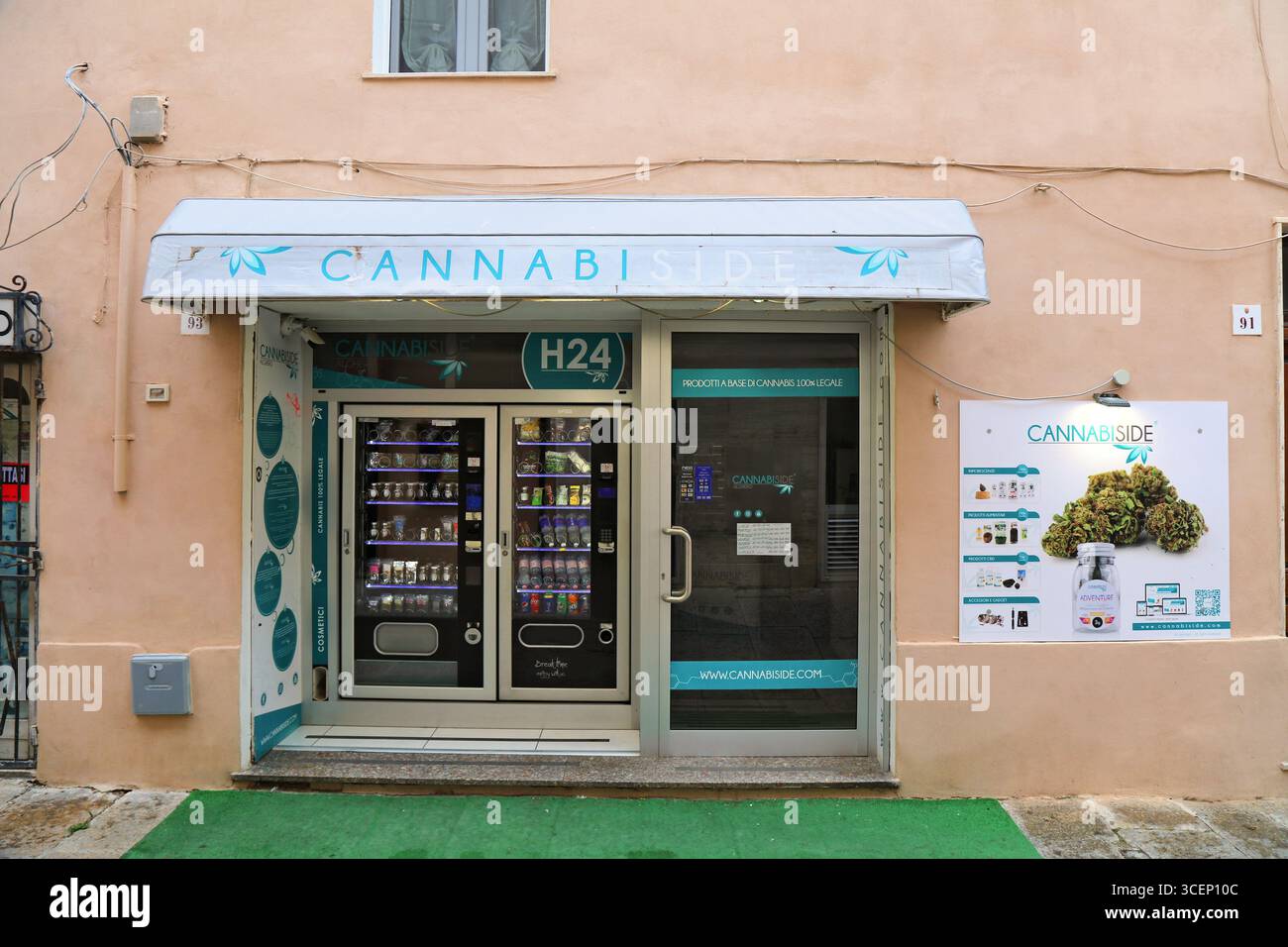 ALGHERO, ITALIA - 29 MAGGIO 2023: Negozio di specialità Cannabiside con cannabis legale e prodotti di canapa ad Alghero, Italia. Foto Stock