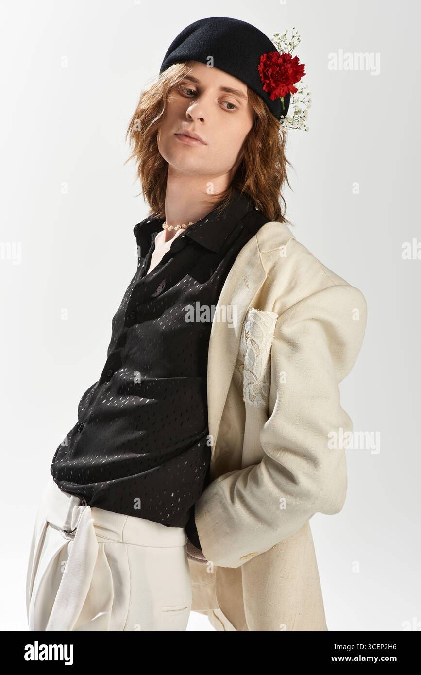 Questo giovane uomo sfoggia un mix unico di moda e femminilità con uno stile inconfondibile. Foto Stock