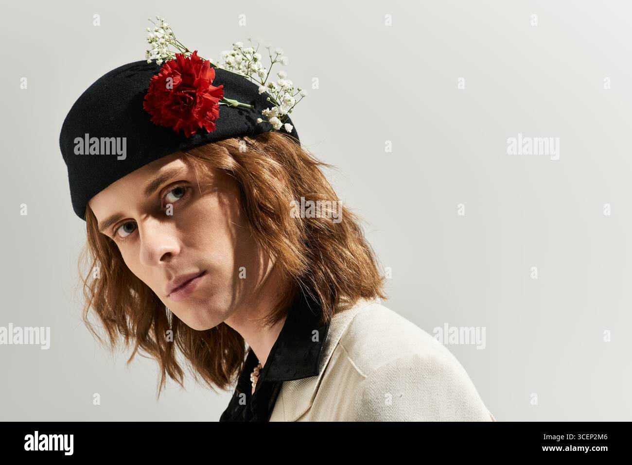 Giovane uomo alla moda trasuda eleganza con un capo unico e scelte di stile sorprendenti Foto Stock