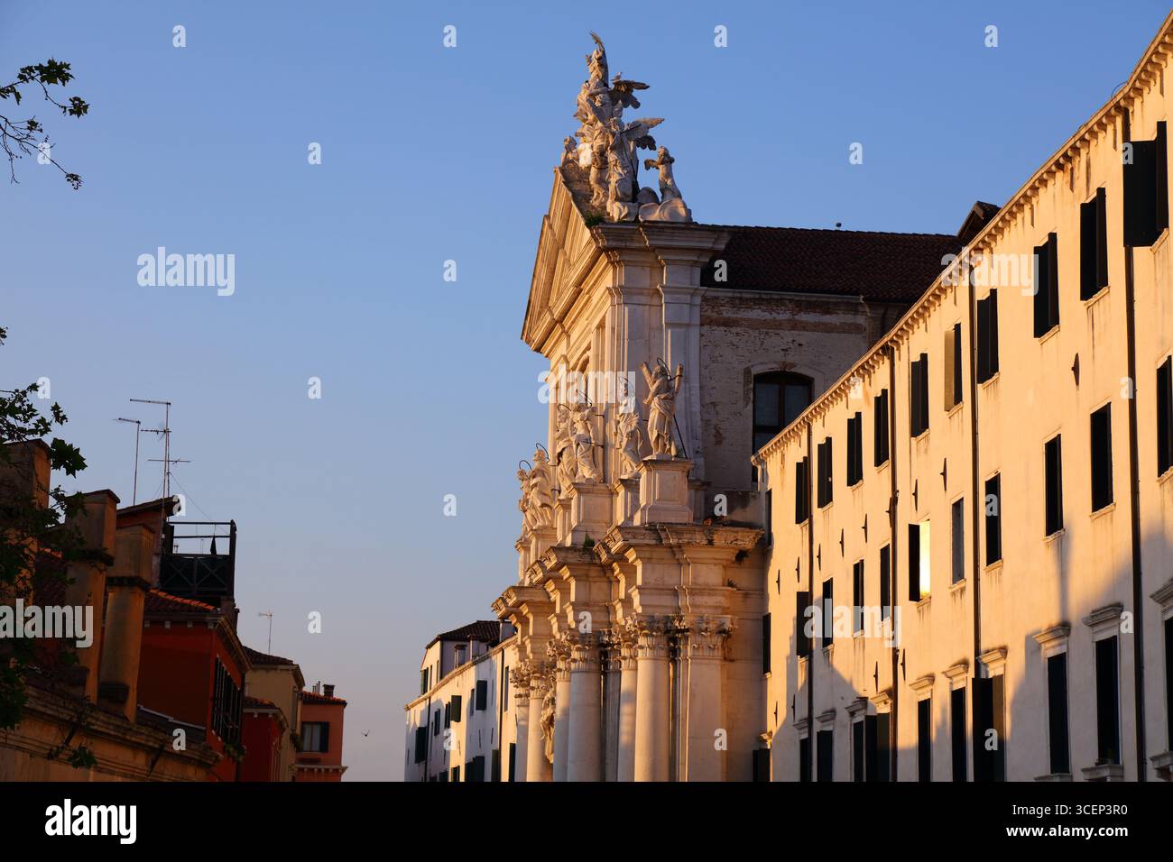 Chiesa di Santa Maria Assunta, conosciuta come i Gesuiti, situata nel sestiere Cannaregio di Venezia. Foto Stock