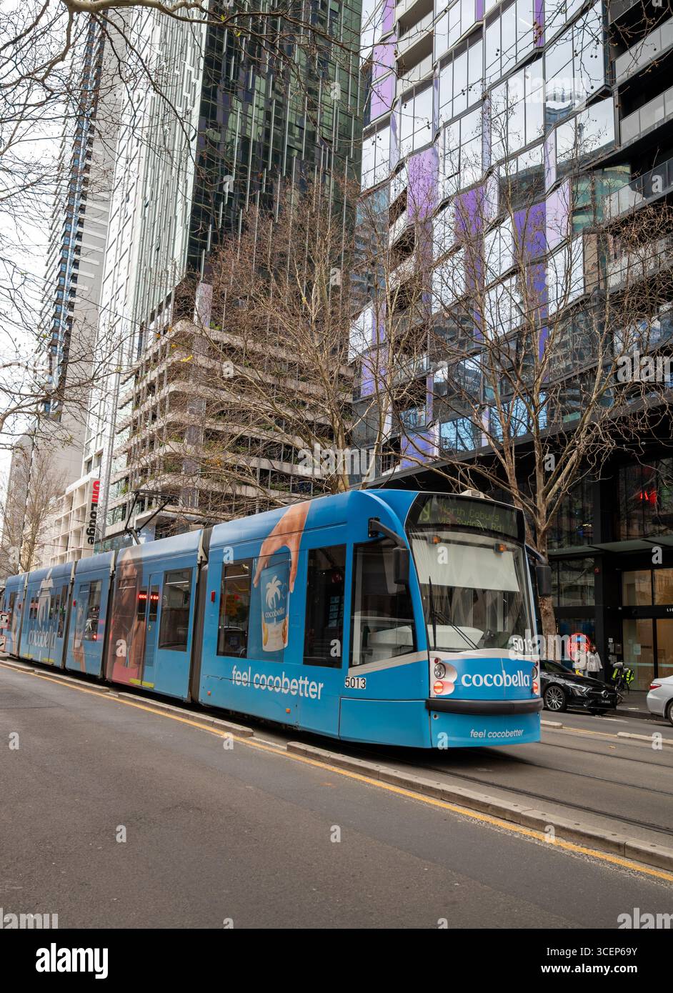 Un tram di Melbourne viaggia lungo le strade della città di Melbourne, Victoria, Australia, parte della vasta rete di trasporti pubblici della città Foto Stock