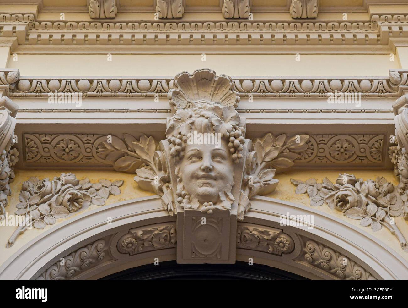 Altorilievo di una testa sorridente di Bacco o Dioniso, dio del vino, della fertilità e della festività, sulla facciata del Casinò di Monte Carlo, Monaco Foto Stock