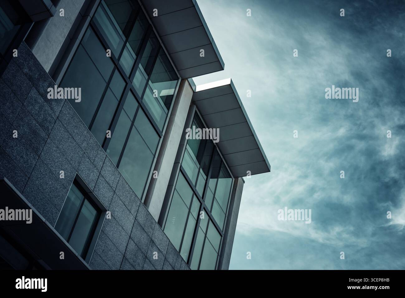 Toni architettonici astratti, scuri e blu moody, con sfondo cielo e spazio per il testo. Foto Stock