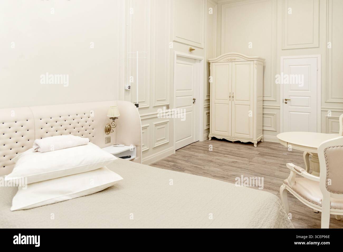Camera da letto in stile edificio residenziale interno con camera da letto Foto Stock