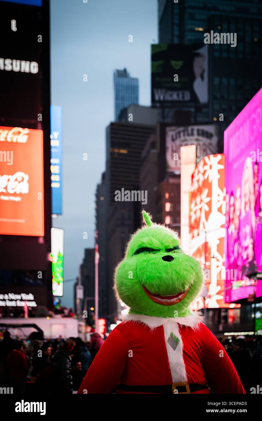 New York, Stati Uniti - 24 dicembre 2023: Veduta del Grinch a Times Square, uno spettacolo vibrante contro i torreggianti cartelloni pubblicitari e le vivaci luci della città. Foto Stock