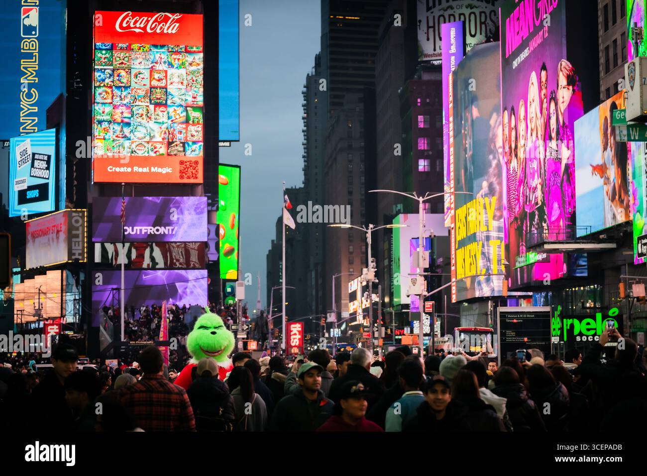 New York, Stati Uniti - 24 dicembre 2023: Vista di Times Square, pulsante di vivaci cartelloni pubblicitari e una folla fitta sotto il cielo crepuscolo, uno spettacolo di energia urbana. Foto Stock