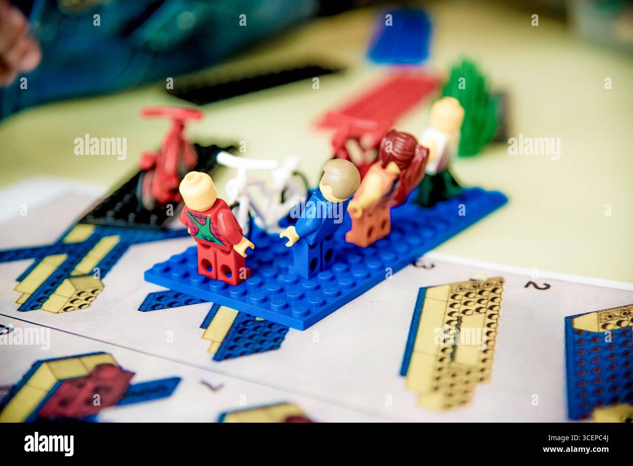 Parti del set di costruzioni colorate per bambini sono nel tavolo da gioco, giocattoli nell'asilo Foto Stock