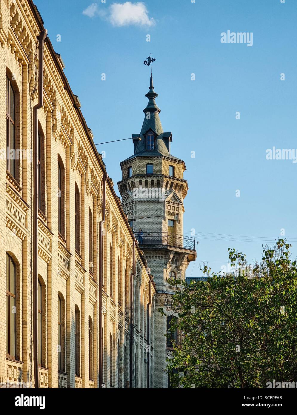 Edificio principale dell'Istituto Politecnico di Kiev. Torre dell'Istituto romanico-gotico costruita nel 1899-1900. Foto Stock