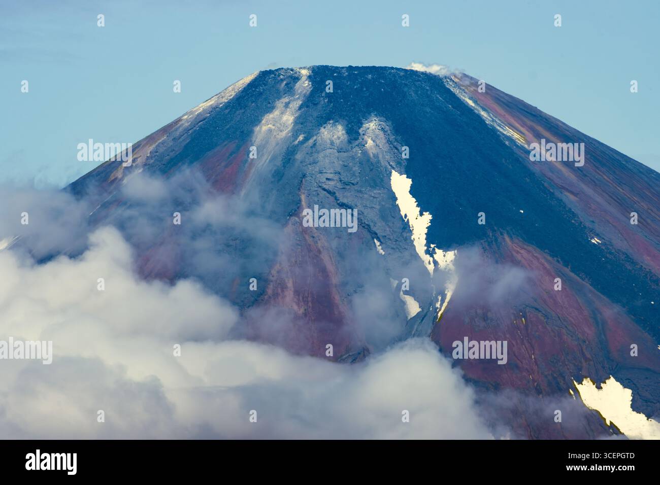 Il vivace gioco di colori del vulcano Avacha a Kamchatka, spettacolare paesaggio vulcanico della Russia per turismo e riprese Foto Stock