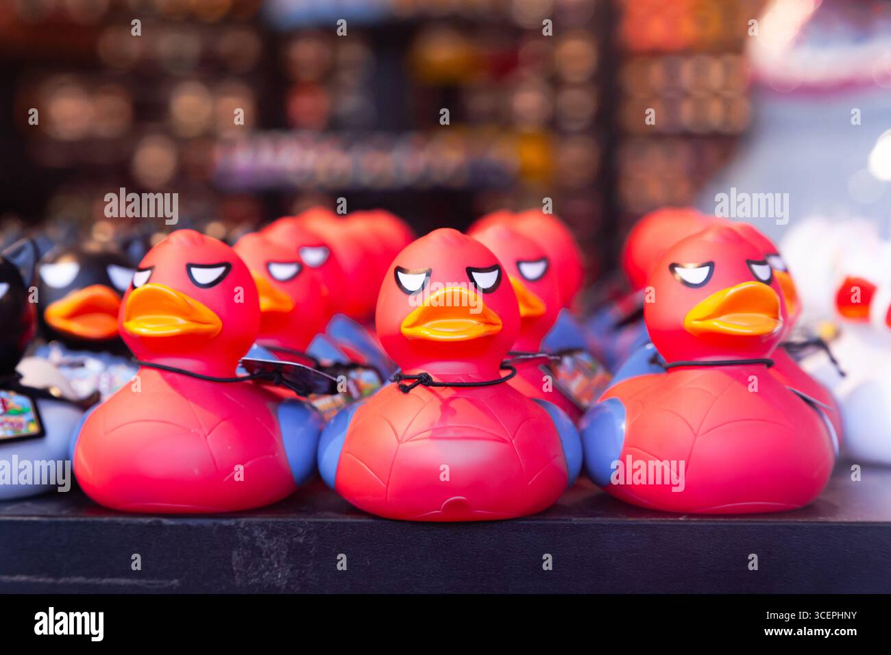Ci sono molte anatre di gomma ricordo sullo scaffale. Foto Stock