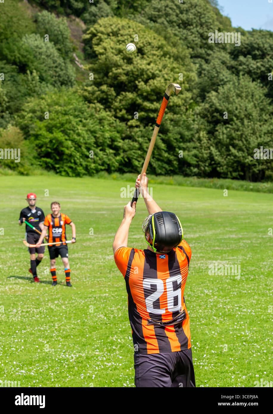 Un giocatore timido che esegue un hit-in dopo che la palla è fuori gioco. Foto Stock
