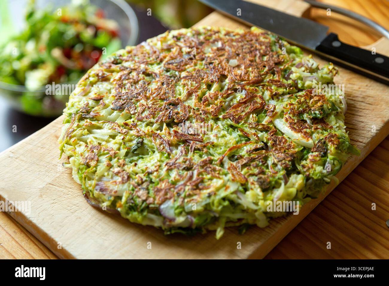 Torta di cavolo fatta in casa su un tagliere pronto per essere servito Foto Stock