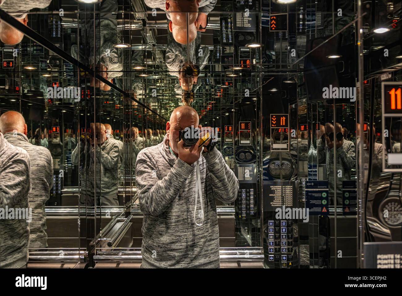 autoritratto di un fotografo in una cabina a specchio Foto Stock