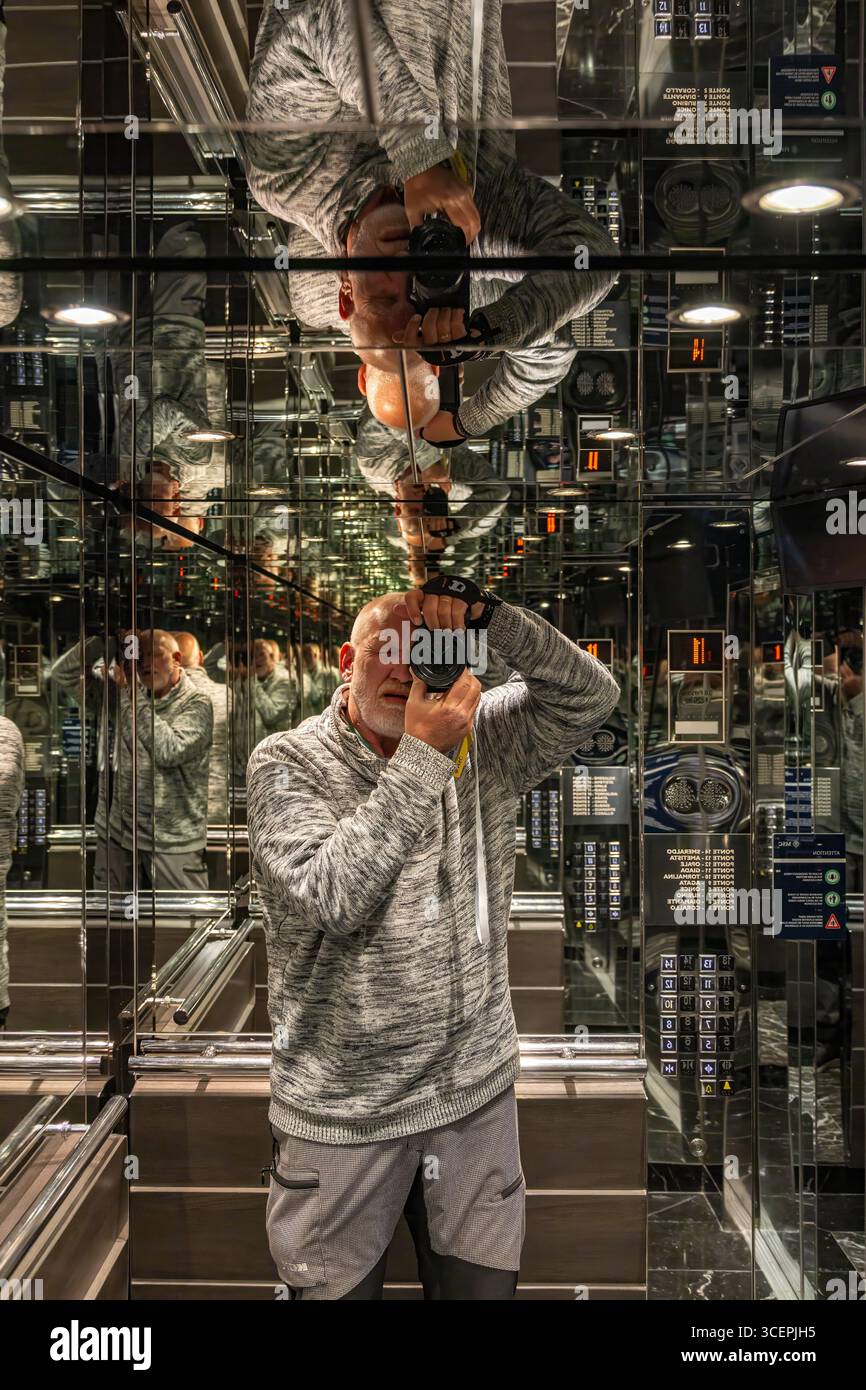 autoritratto di un fotografo in una cabina a specchio Foto Stock