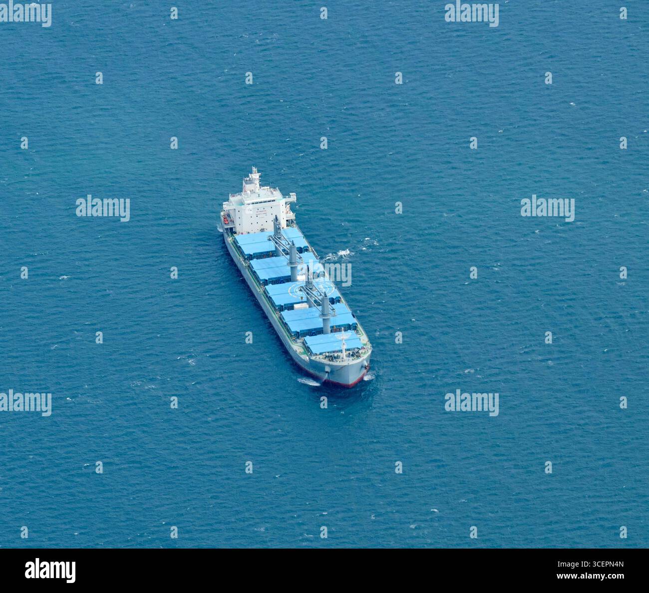 Una nave nel Mare del Nord, in attesa di entrare nel porto di Tyne, al largo della costa nord-orientale dell'Inghilterra, Regno Unito Foto Stock