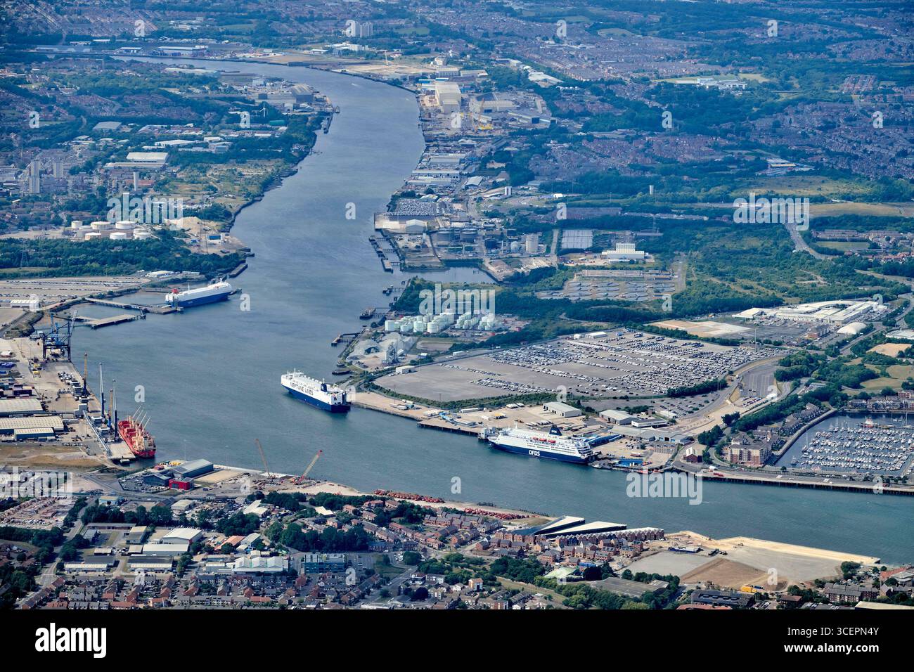 Un drone che guarda il fiume Tyne da Tynemouth, porto di tyne a sinistra, Newcastle upon Tyne, Tyneside, Inghilterra nord-orientale, Regno Unito Foto Stock