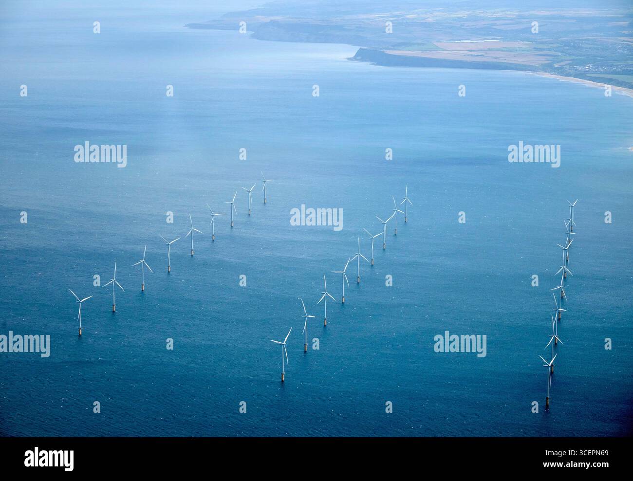 Parco eolico al largo della foce del Tees Estuary, Inghilterra nord-orientale, Regno Unito, sparato dall'aria Foto Stock