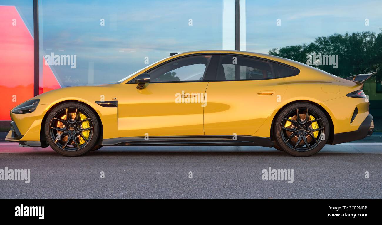 Xiaomi SU7 Ultra è un prototipo ad alte prestazioni progettato per le piste da corsa. Foto Stock