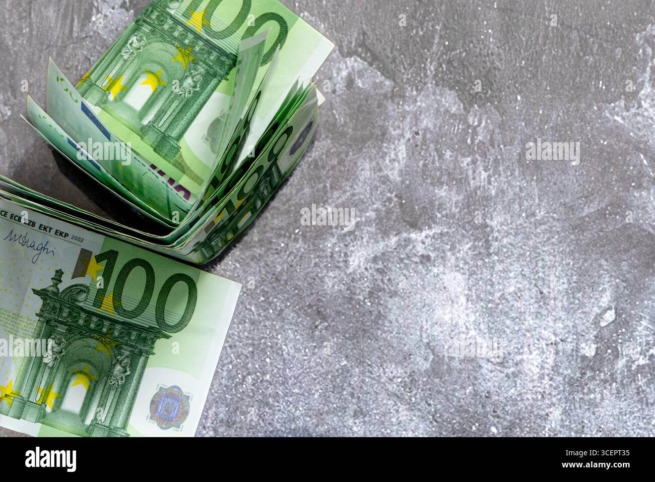 100 banconote in euro sparsi sul tavolo pagando le tasse inflazione in Europa Foto Stock