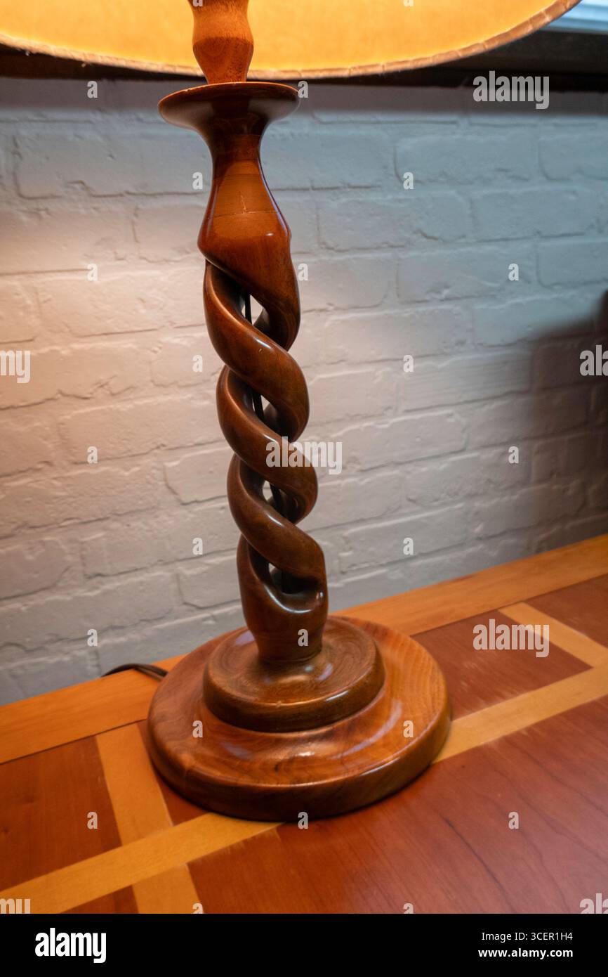 Primo piano di un singolo pezzo di base per lampada in legno di un maestro falegname su tornio, Stati Uniti anni '1950 Foto Stock