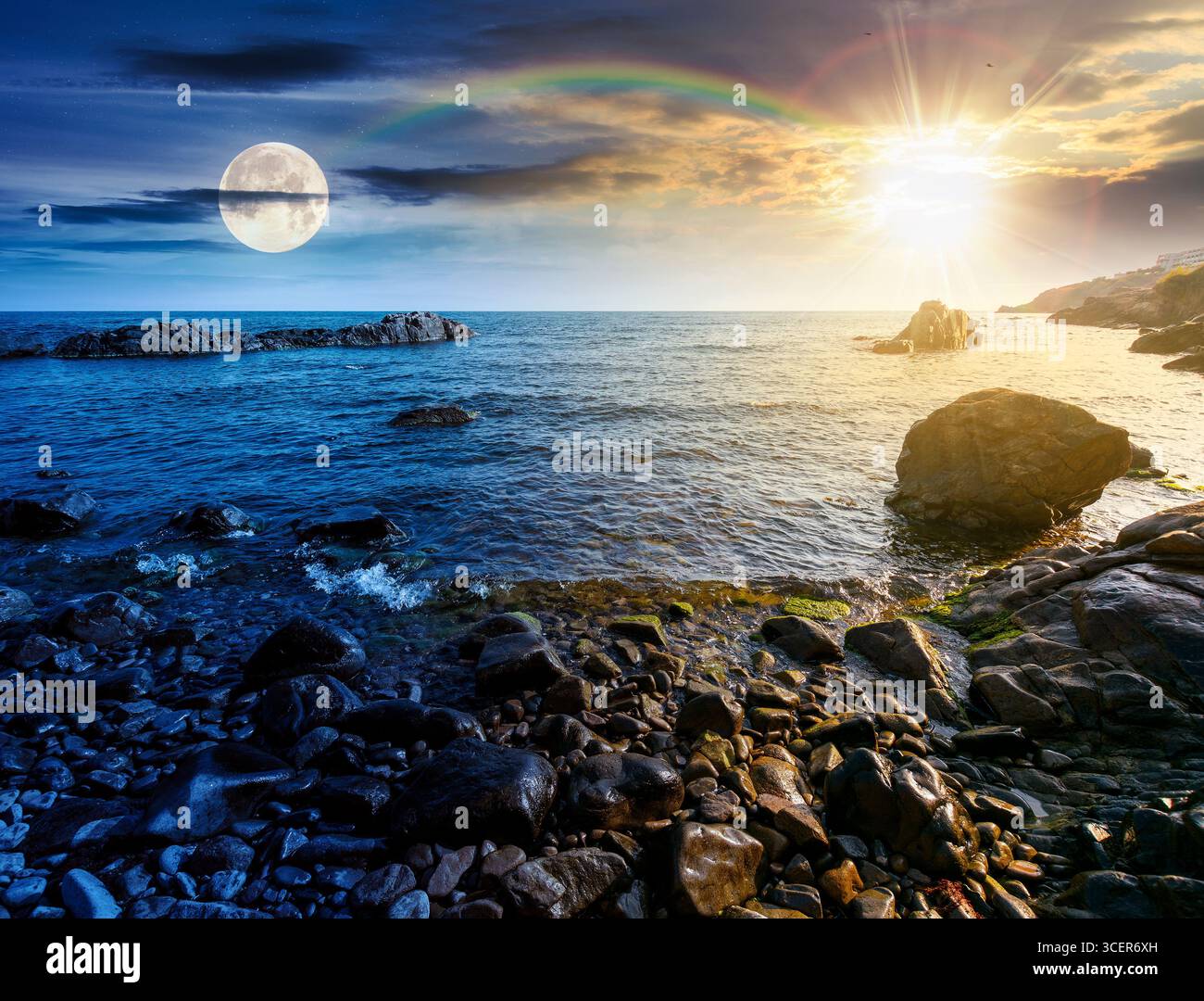 costa di ghiaia. concetto di cambiamento di orario diurno e notturno. bella stagione estiva di vacanze al mare con sole e luna al crepuscolo Foto Stock