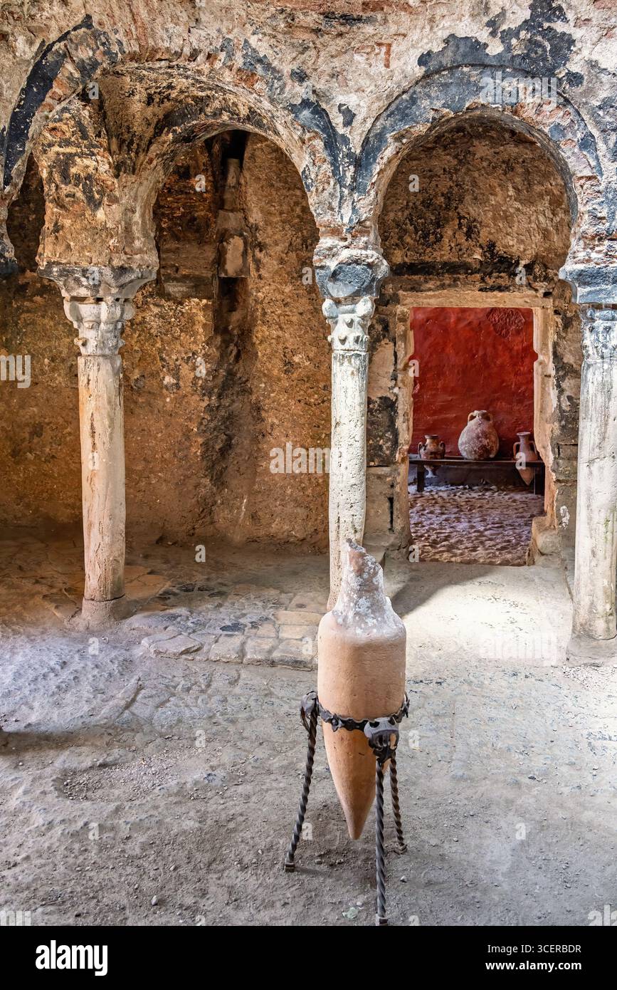 Vecchia anfora in un vecchio edificio con architettura islamica Foto Stock