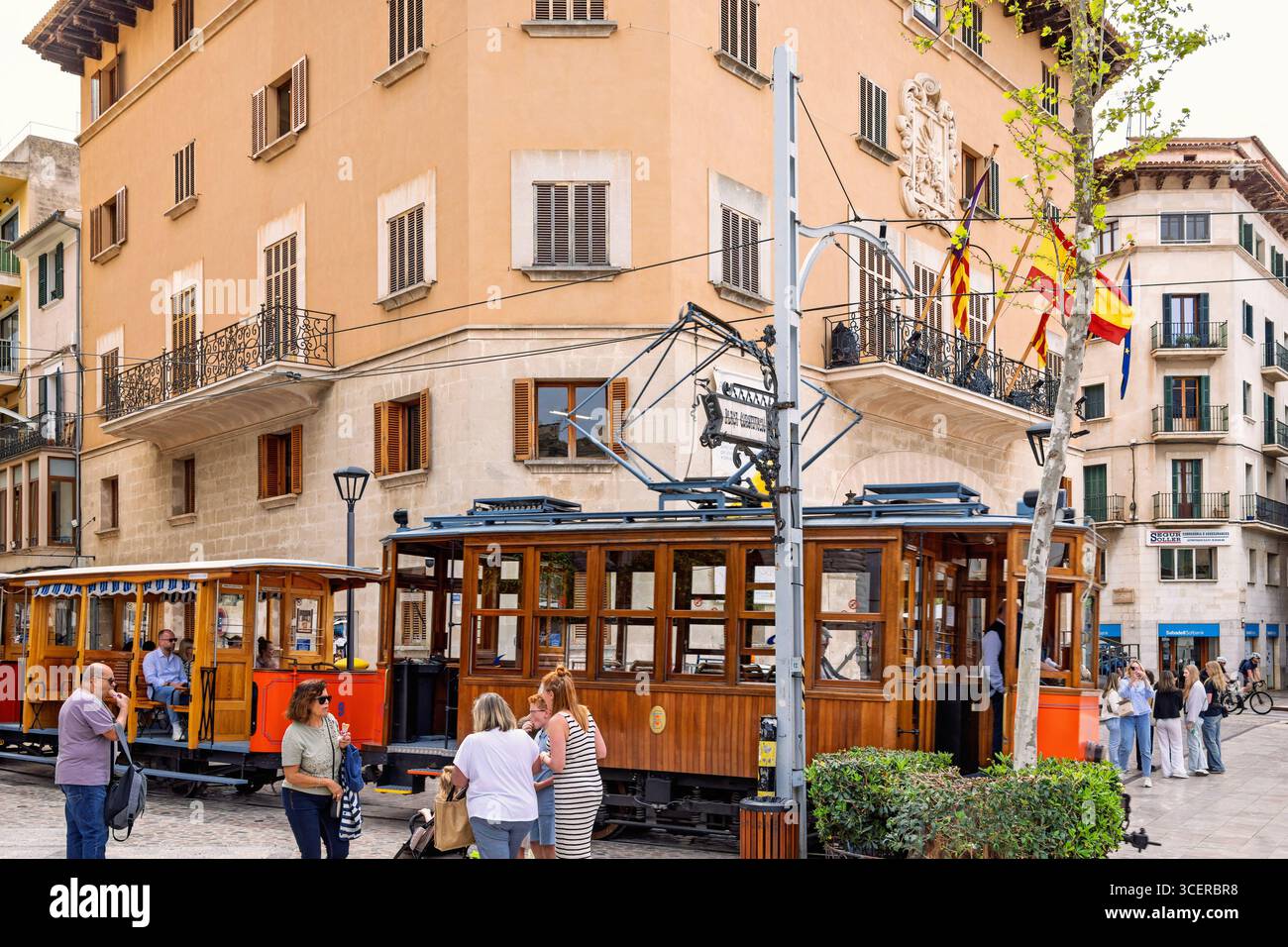 Vista del paesaggio urbano della città di Sóller con un vecchio treno passeggeri con turisti provenienti da Palma di Maiorca Foto Stock