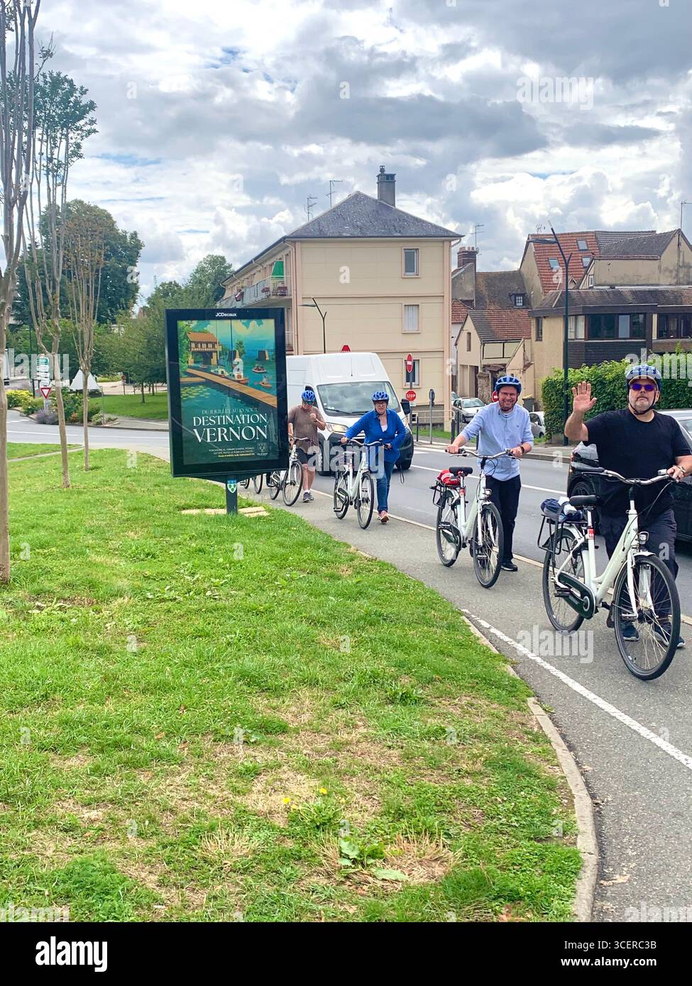 Vernon France negozi negozi turisti città del villaggio gente del posto ciottoli ristorante di ciottoli che mangia cibo case in vecchio stile cartelli di opere d'arte con orso polare - Immagine stock catturata con smartphone