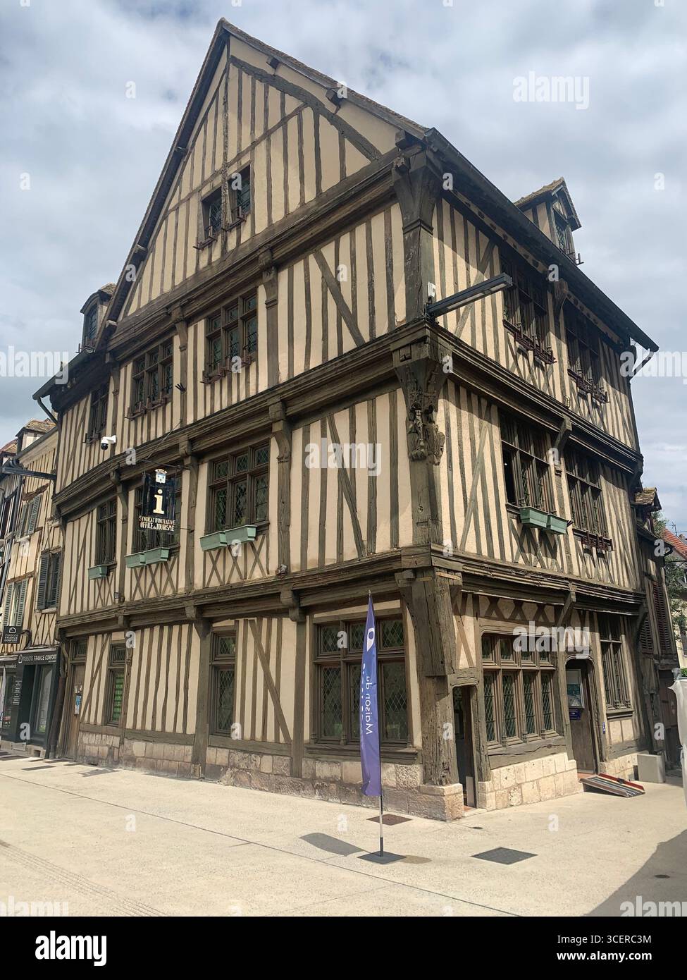 Vernon France negozi negozi turisti città del villaggio gente del posto ciottoli ristorante di ciottoli che mangia cibo case in vecchio stile cartelli di opere d'arte con orso polare - Immagine stock catturata con smartphone