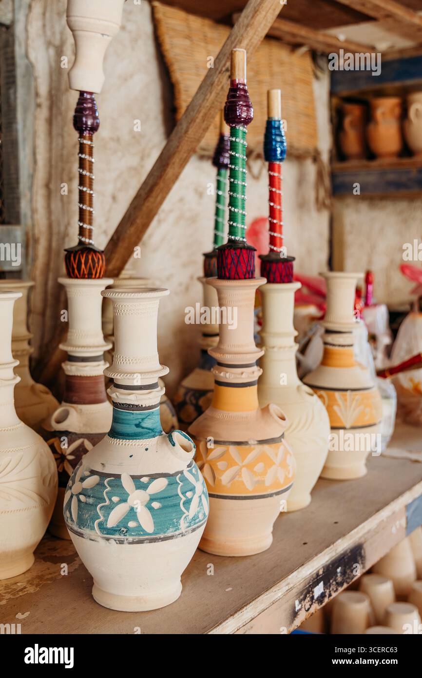 Narghilè in ceramica fatti a mano esposti in un tradizionale laboratorio di ceramica saudita, che mostra artigianato culturale e artigianato decorativo dell'argilla Foto Stock