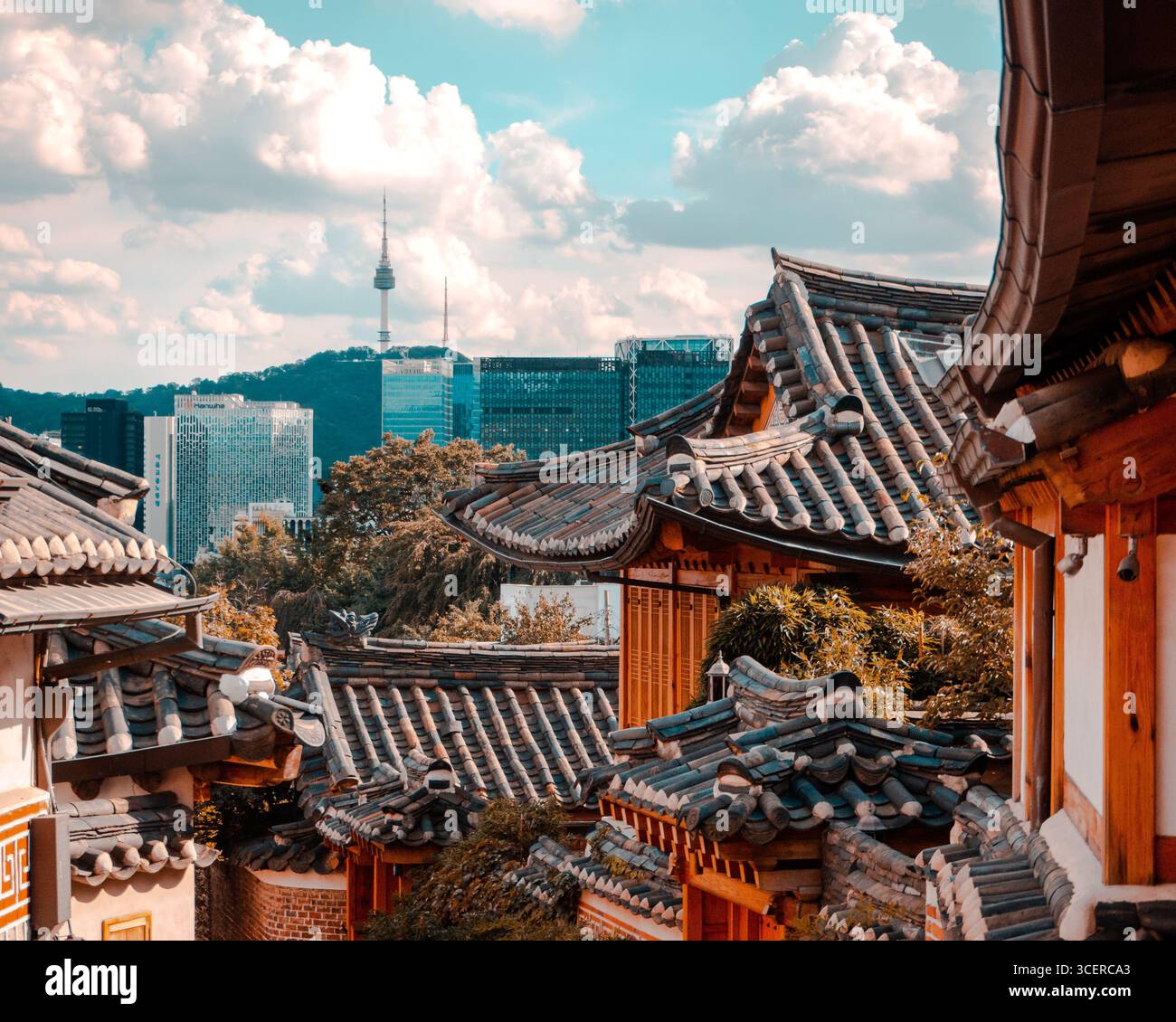 Vista del Villaggio di Hanok e della Torre Namsan, Seoul, Corea del Sud Foto Stock