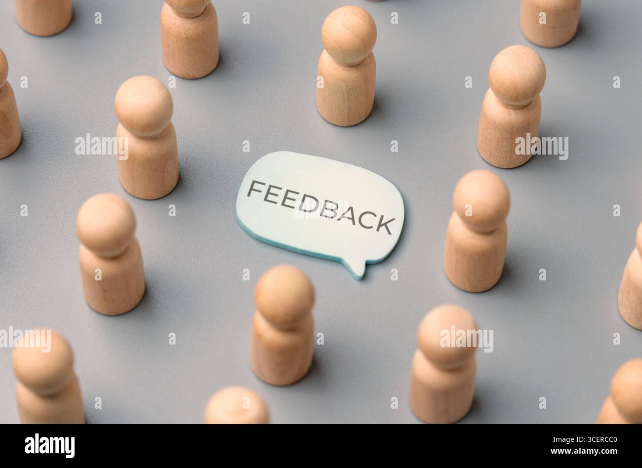 Una bolla con la parola "FEEDBACK" circondata da figure umane. Comunicazione, opinione pubblica, recensioni dei clienti. Foto Stock
