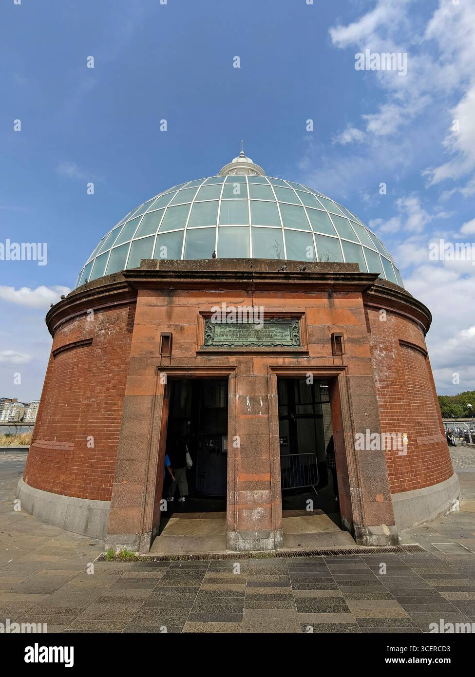Londra, Regno Unito. 19 agosto 2025. L'ingresso al Greenwich Foot Tunnel, sotto il Tamigi, a Cutty Sark a sud verso Island Gardens a nord. Anche se all'esterno e all'interno del tunnel ci sono molti segnali che dicono "No Cycling", ci sono quelli che ignorano la sicurezza dei pedoni. Crediti: Stephen Chung / Alamy Live News Foto Stock