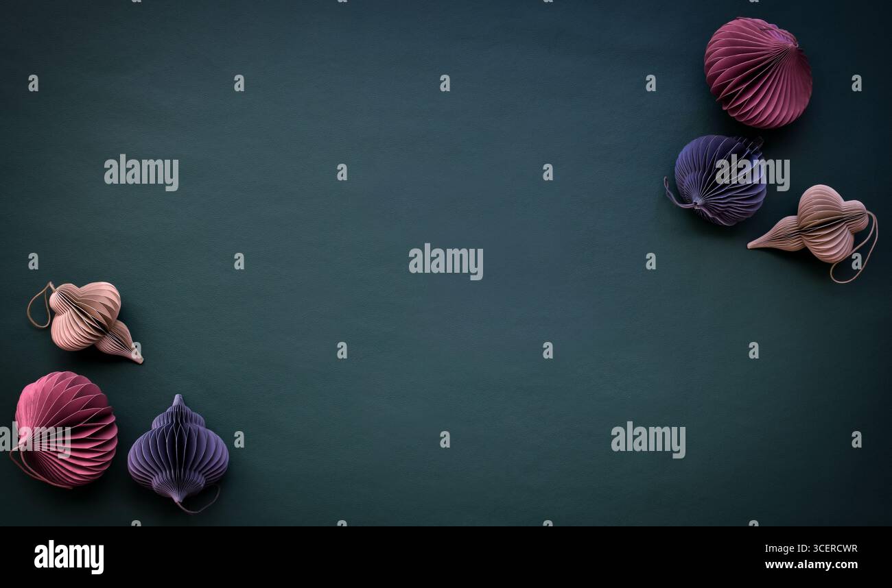 Carta a nido d'ape ornamenti natalizi che incorniciano lo sfondo blu scuro con spazio per le copie al centro Foto Stock