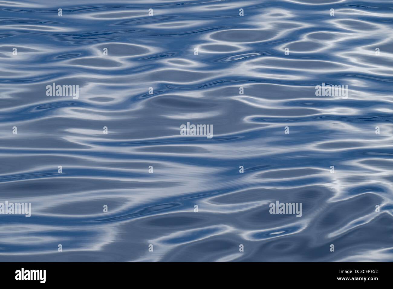 Norvegia, Svalbard, Longyearbyen. Luce e riflessi sull'oceano. Foto Stock