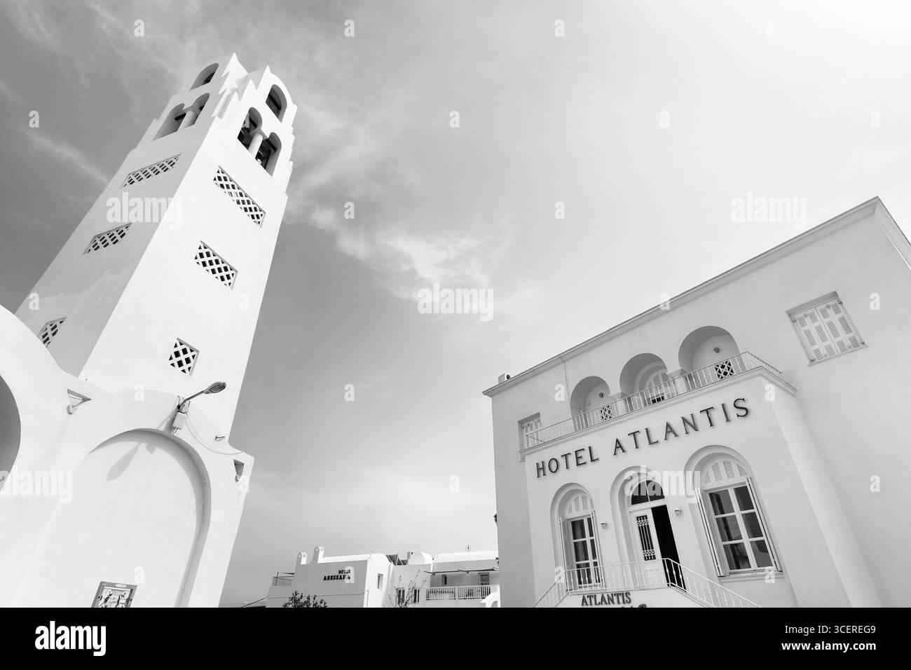 Hotel Atlantis, campanile della Cattedrale metropolitana Ortodossa, monocromatico, Fira, Santorini, Cicladi, Grecia Foto Stock